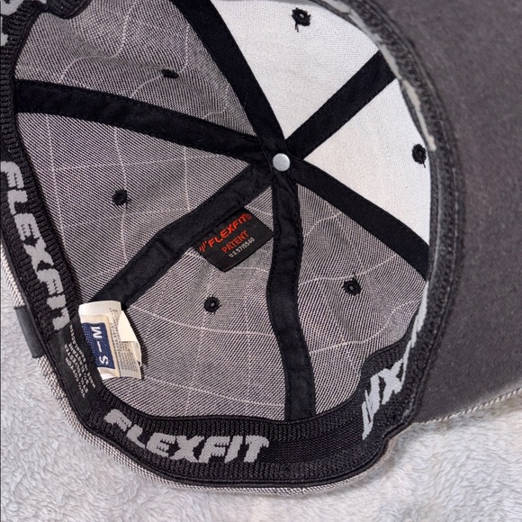 Vans Off The Wall Gray Plaid Flexfit Hat with Black Logo Patch size S-M L. New - Picture 6 of 8